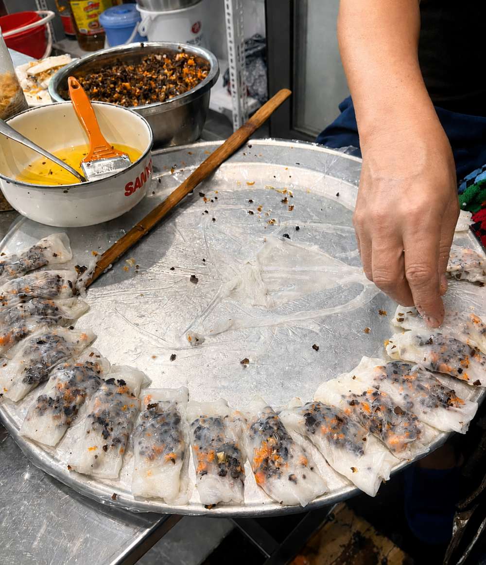 Bàn tay người chủ quán thoăn thoắt làm bánh. Ảnh: Trần Quang