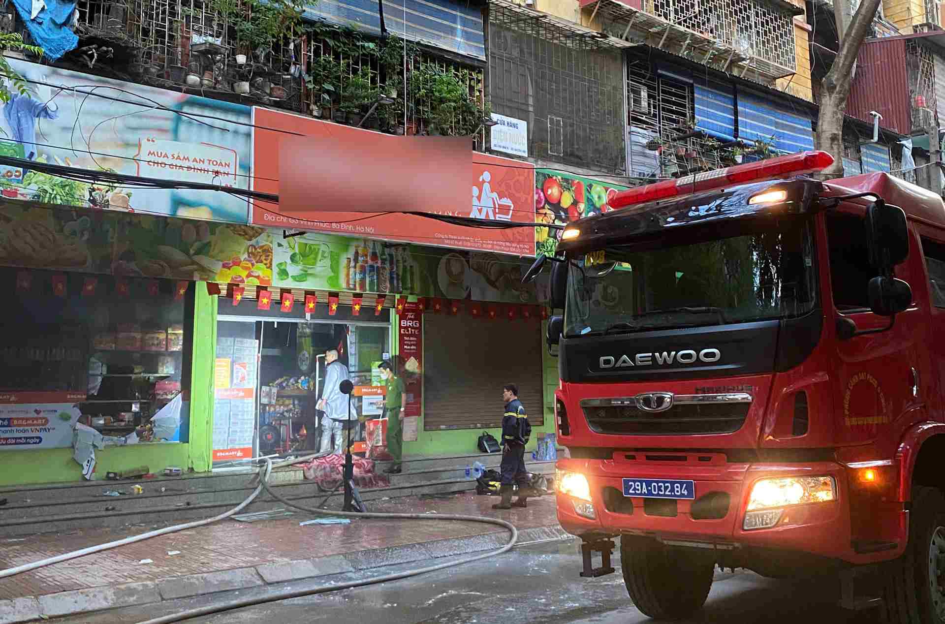 Supermarket on the 1st floor of the apartment building caught fire. Photo: Thanh Tien
