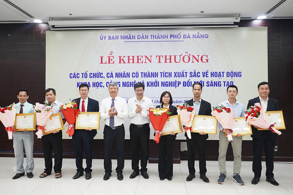 Trao thưởng cho các tổ chức, cá nhân có thành tích xuất sắc trong hoạt động khoa học công nghệ và khởi nghiệp đổi mới sáng tạo. Ảnh: Trần Thi