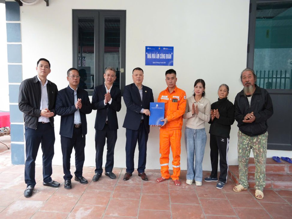 EVNNPC cũng luôn chú trọng công tác chăm lo đời sống vật chất, tinh thần cho người lao động. Ảnh: Phương Anh