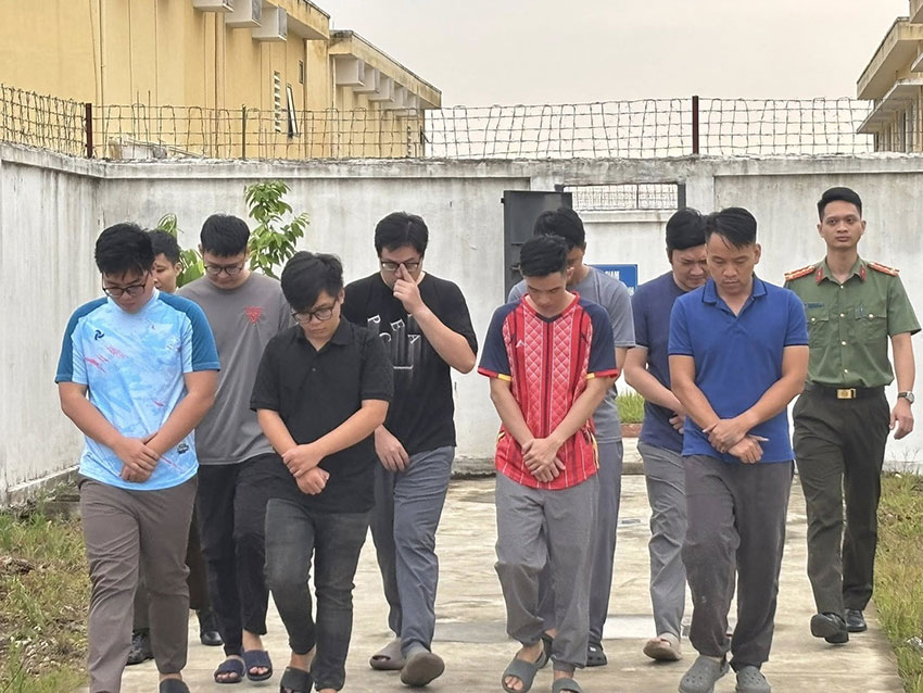Các đối tượng liên quan trong vụ án đánh bạc, lừa đảo. Ảnh: Bộ Công an