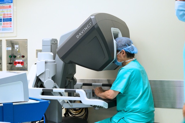 The full stomach removal surgery using da Vinci robot Xi was broadcast live at the hall of FV Hospital. Photo: BVCC