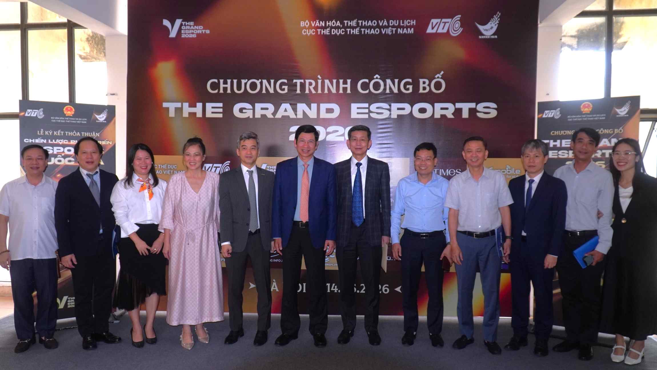 Các đại biểu chụp ảnh kỷ niệm tại buổi lễ. Ảnh: Minh Vũ