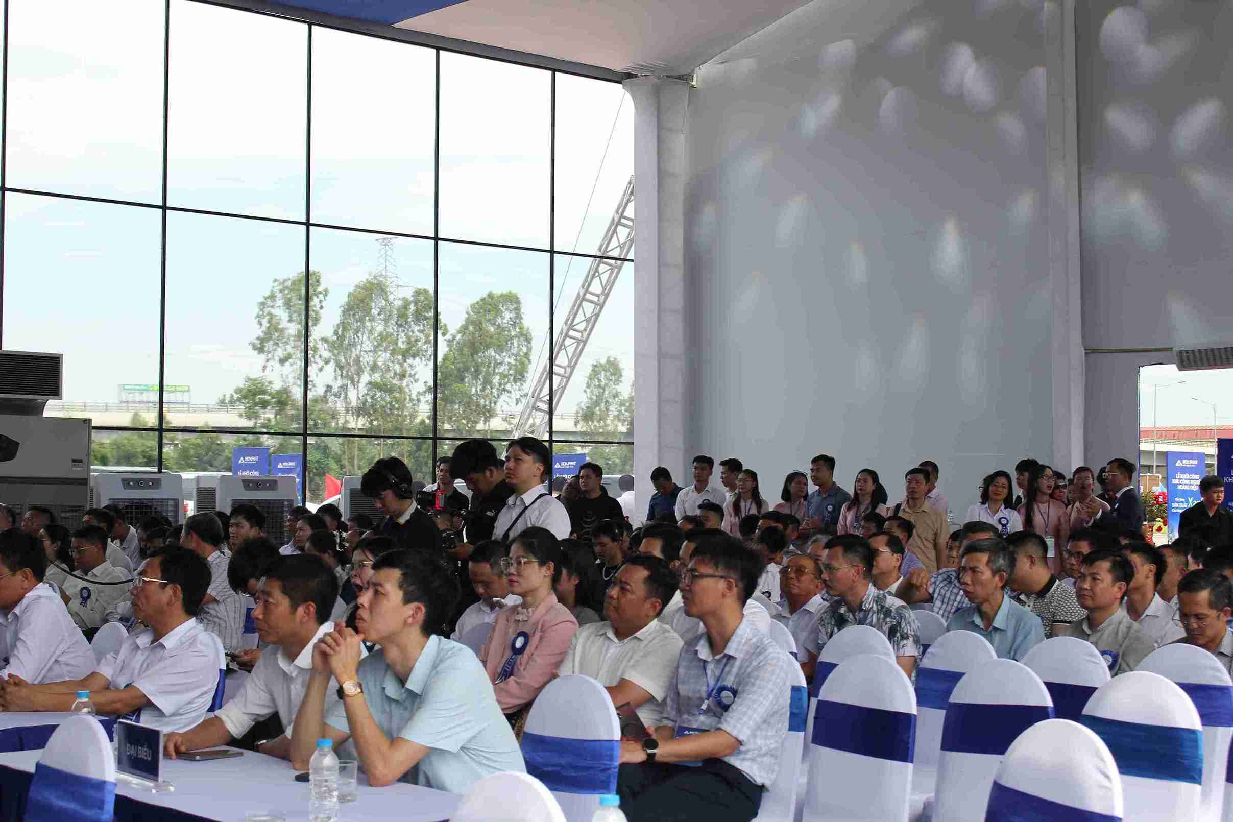 Các đại biểu tham dự lễ khởi công dự án Khu công nghiệp Hoàng Diệu.