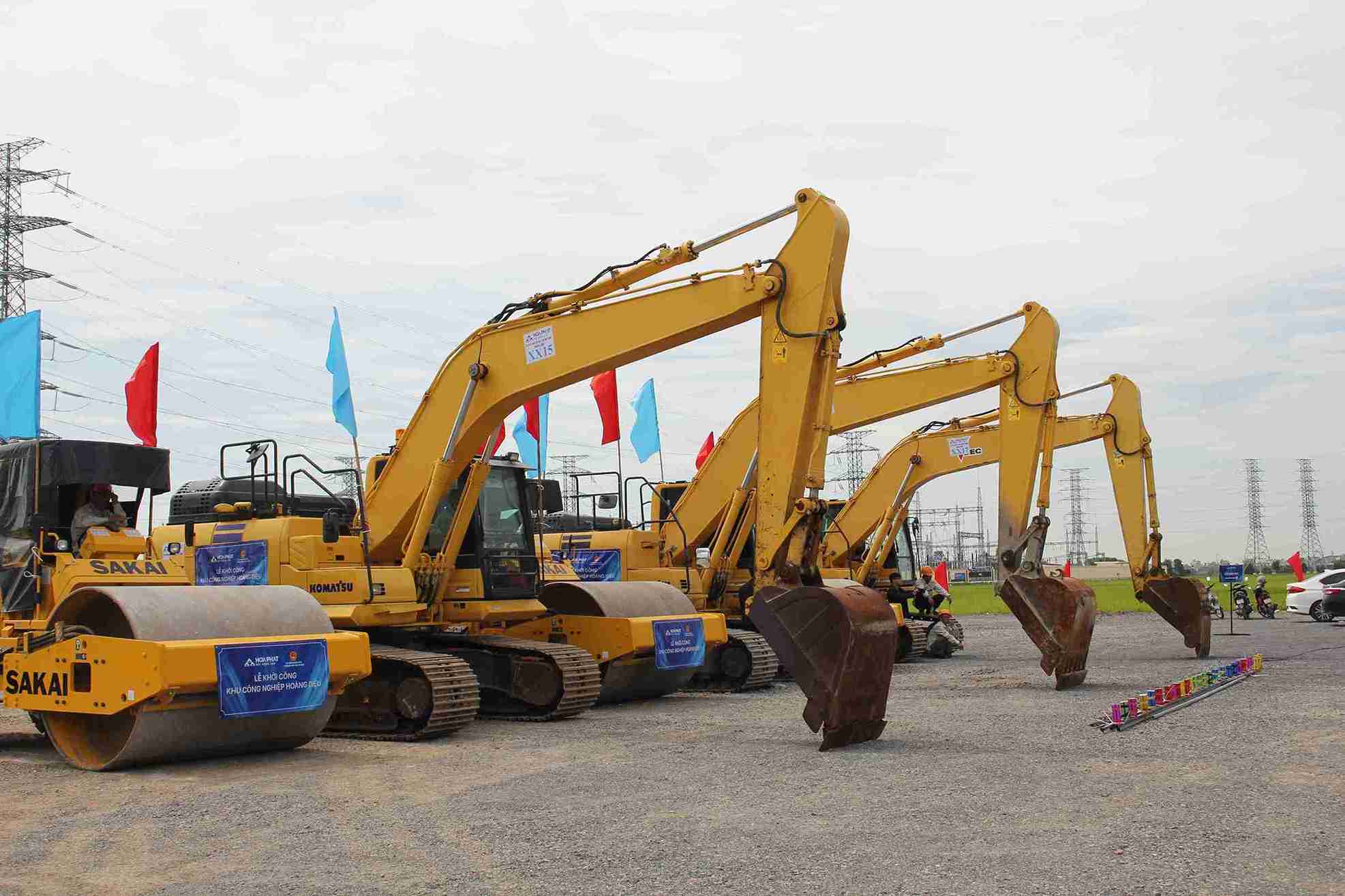 Machinery and equipment are mobilized to serve the groundbreaking ceremony of Hoang Dieu Industrial Park. Photo: Mai Huong