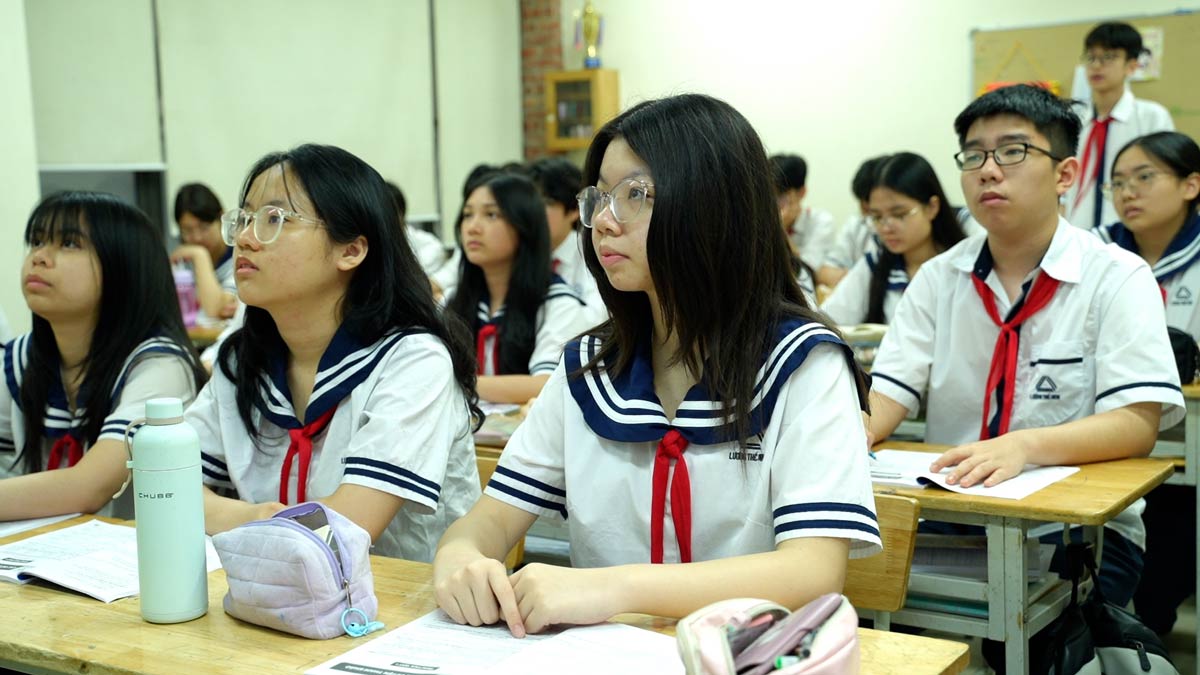 Vân Khánh cùng các bạn đang nỗ lực ôn tập. Ảnh: Vân Trang