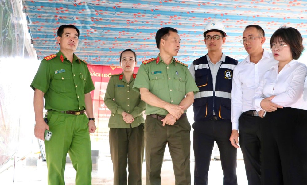 Đại tá Đào Hải Đăng, Phó Giám đốc Công an tỉnh An Giang (giữa) đã trực tiếp làm việc với Công an đặc khu Phú Quốc và kiểm tra thực tế công tác bảo đảm an ninh trật tự tại các khu vực diễn ra hội nghị. Ảnh: Tiến Dũng