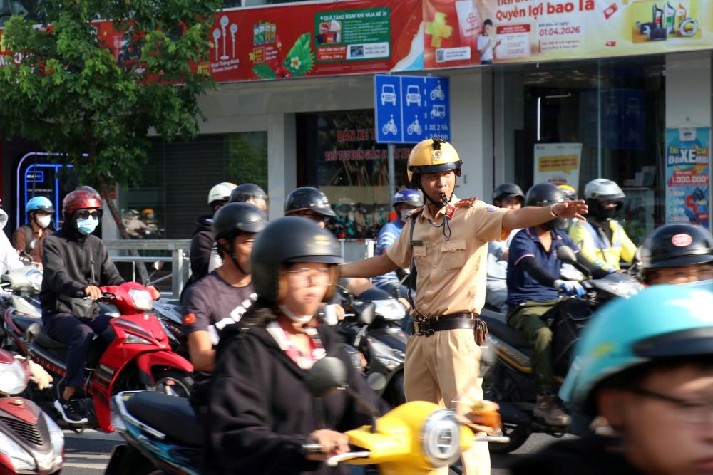 Lực lượng Cảnh sát giao thông TPHCM túc trực điều tiết, hướng dẫn các phương tiện đi vào làn đảo chiều trên đường Cộng Hòa sáng 14.5.