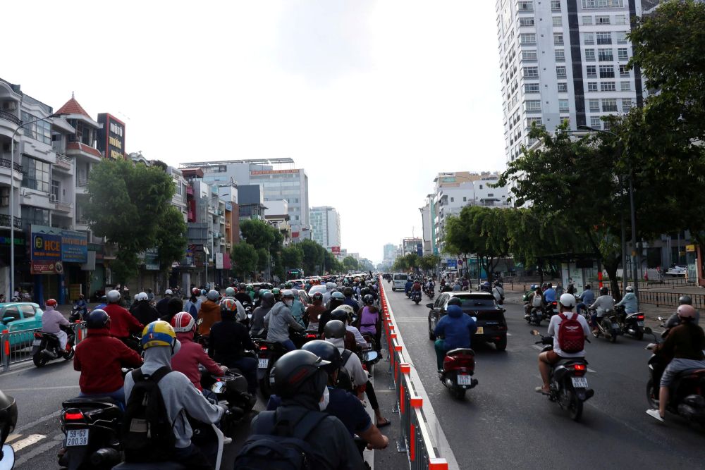 Hiện tượng ùn ứ nhẹ xảy ra cục bộ ở 2 làn đảo chiều tại nút giao Cộng Hòa - đường 18E do các phương tiện phải dừng chờ đèn tín hiệu rẽ vào sân bay Tân Sơn Nhất.