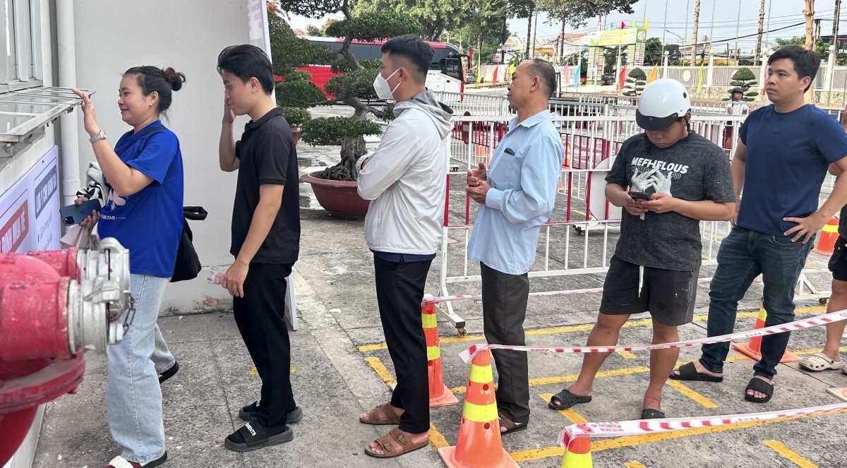 Fans line up to buy tickets to watch the group stage matches of the VTV9 - Binh Dien 2026 International Women's Volleyball Cup. Photo: VTV Binh Dien Long An