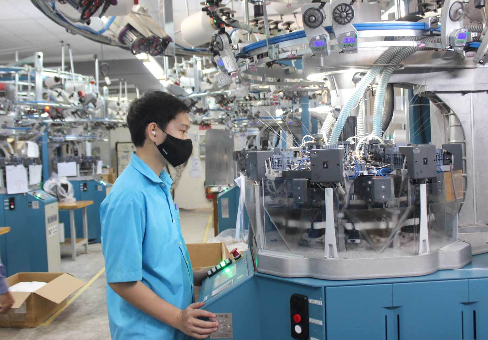 Trade union officials propose that trade unions deeply participate in digital transformation, proactively orient union members in the face of the impact of AI and automation. Photo: Phuong Linh