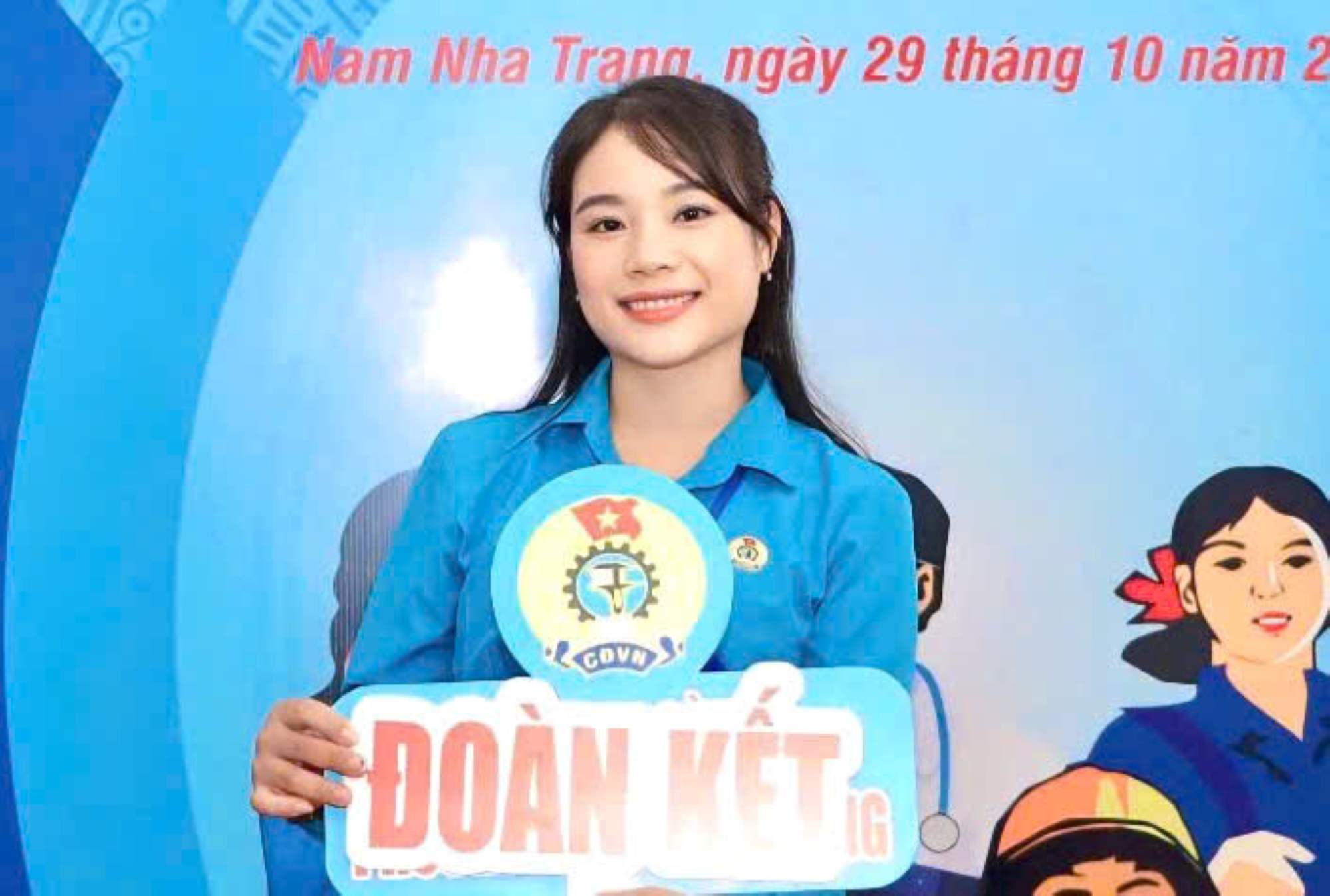 Bà Nguyễn Thị Bích Ngọc, cán bộ Công đoàn Khánh Hòa góp ý về đổi mới công tác tuyên truyền công đoàn. Ảnh: Phương Linh