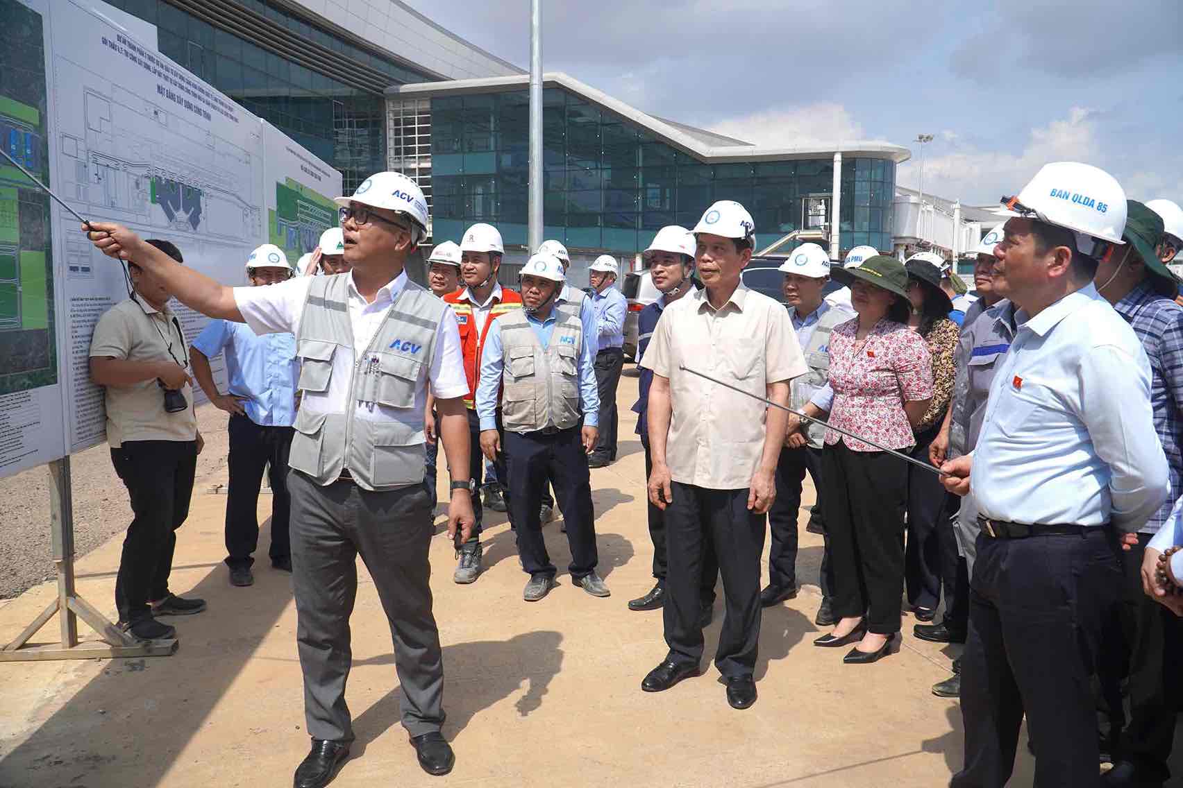 Representatives of the investor report on the progress of the Long Thanh airport project to Vice Chairman of the National Assembly Nguyen Hong Dien and the working delegation. Photo: HAC