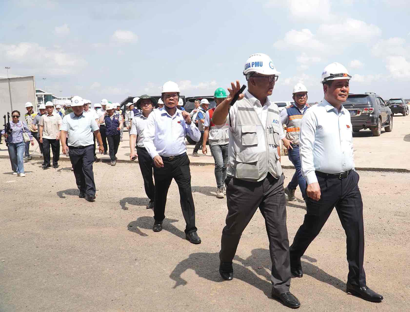 Phó Chủ tịch Quốc hội Nguyễn Hồng Diên kiểm tra tiến độ sân bay Long Thành. Ảnh: HAC