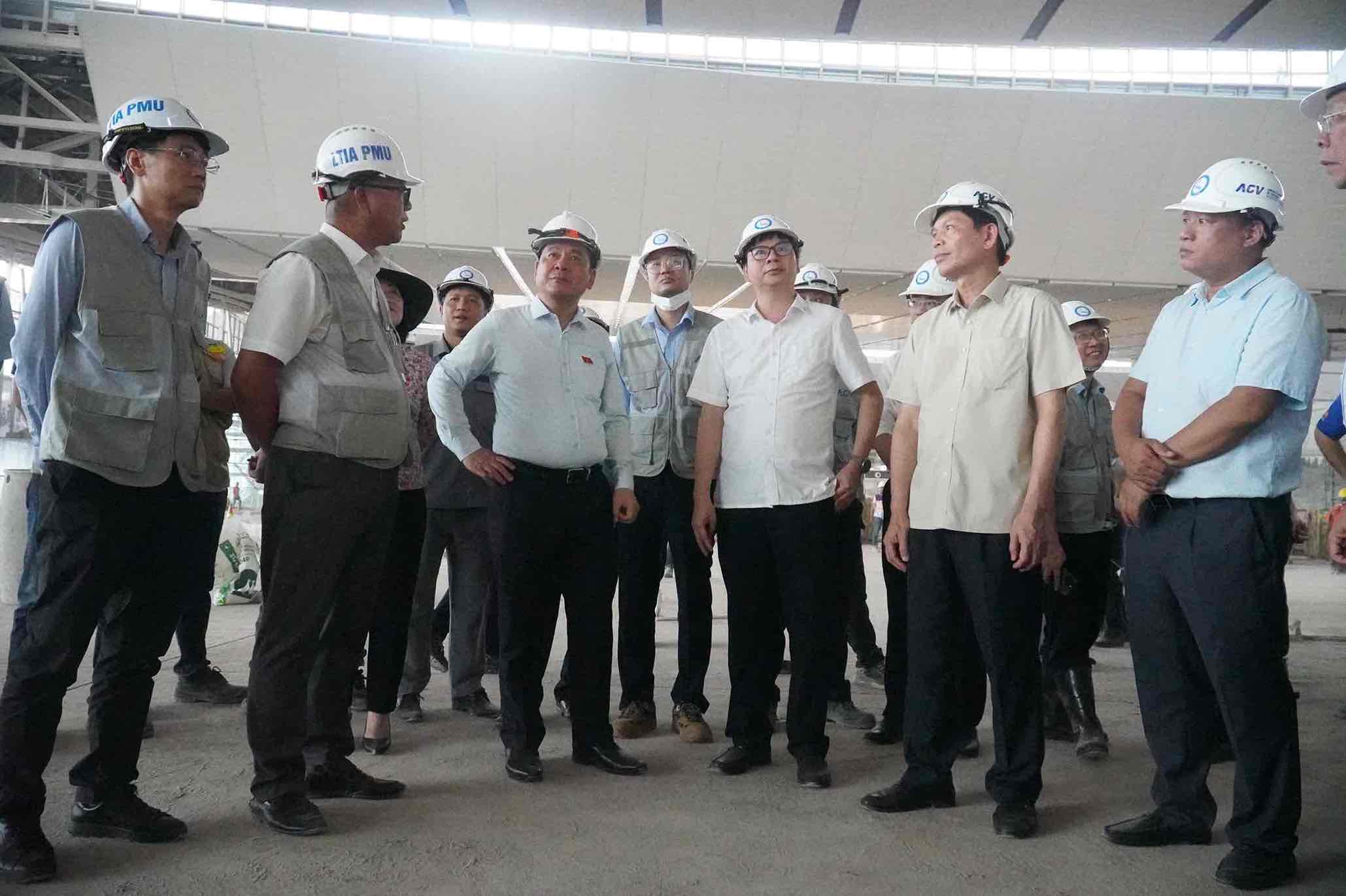 Phó Chủ tịch Quốc hội Nguyễn Hồng Diên cùng đoàn công tác kiểm tra nhà ga hành khách sân bay Long Thành. Ảnh: HAC 