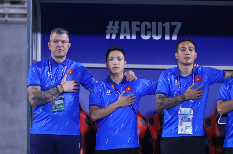 Huấn luyện viên Cristiano Roland và các trợ lý được tạo điều kiện tập trung dài hạn với U17 Việt Nam. Ảnh: VFF