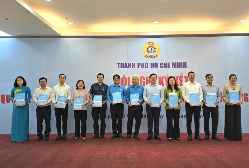 Leaders of the Ho Chi Minh City Labor Federation and representatives of some Party Committees of wards, communes, and special economic zones awarded coordination regulations to improve the quality of trade union activities, care for and protect workers. Photo: Nam Duong