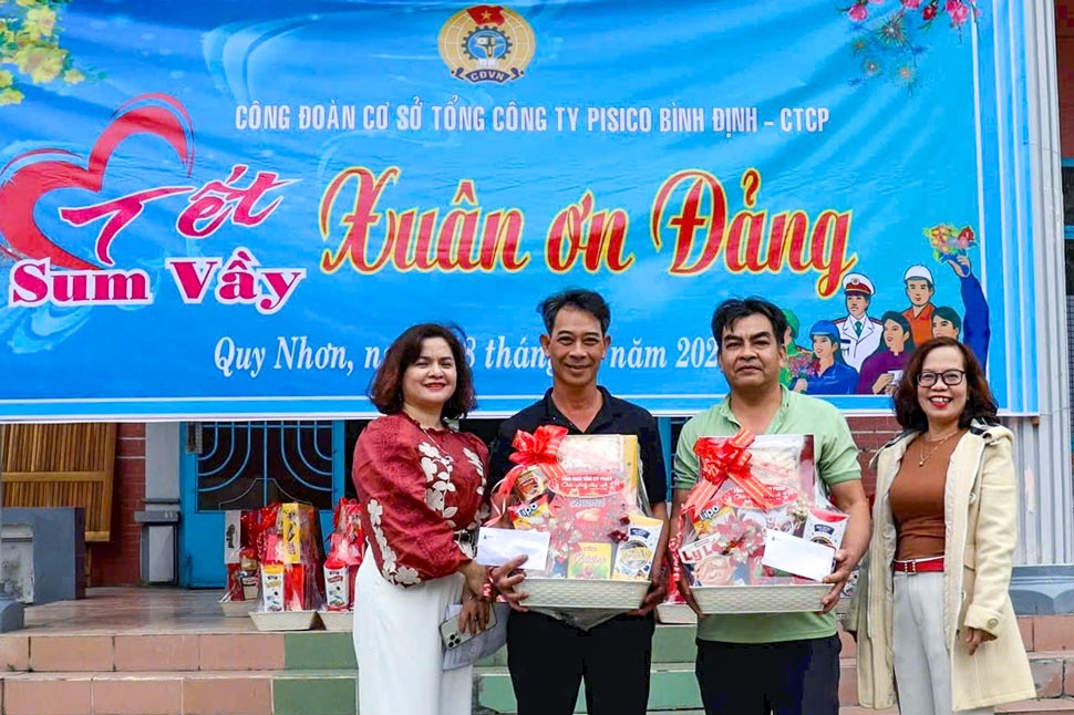 Ms. Truong Thi Mai - Chairwoman of the Trade Union of PISICO Export Forest Product Processing Enterprise (right) - presents gifts to union members and workers. Photo: Mai Truong