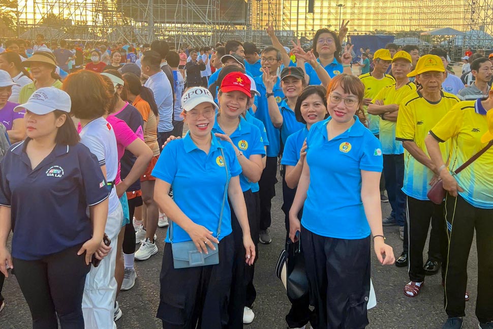 Chị Mai cùng các cán bộ, đoàn viên Công đoàn tham gia Ngày chạy Olympic 2026 tại Gia Lai. Ảnh: