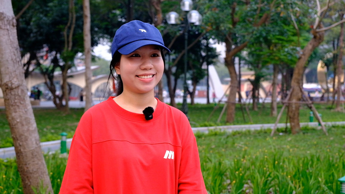 Bạn Nguyễn Đỗ Thảo Nhi (Hà Nội) thường xuyên ra công viên để đi bộ, đánh bóng chuyền để rèn luyện sức khoẻ. Ảnh: Trang Anh