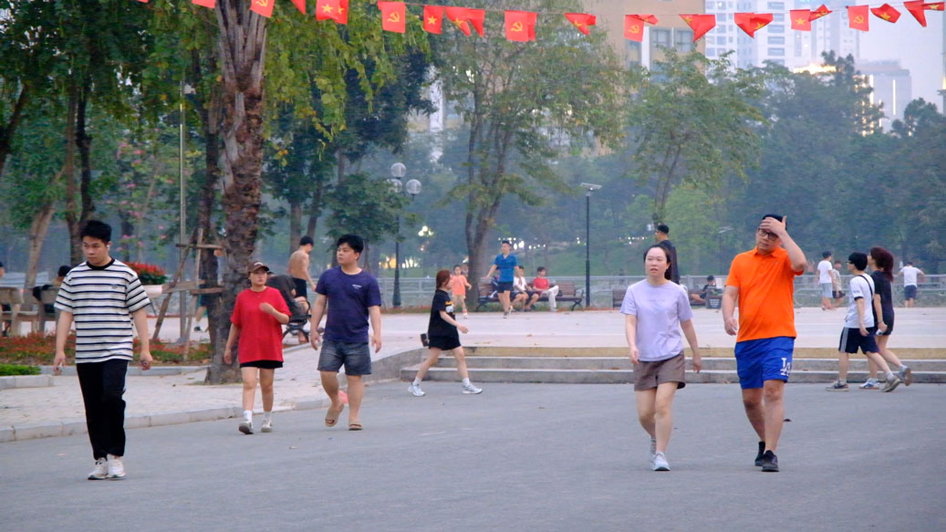 Dưới thời tiết nắng nóng, công viên trở thành điểm đến lý tưởng để người dân thưa giãn, giải nhiệt. Ảnh: Trang Anh