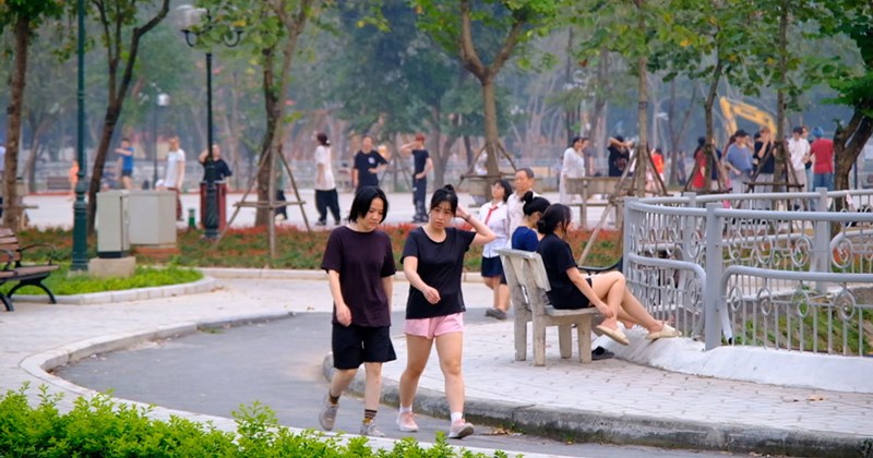 Hà Nội nắng nóng gay gắt, người dân đổ xô đến công viên tránh nóng