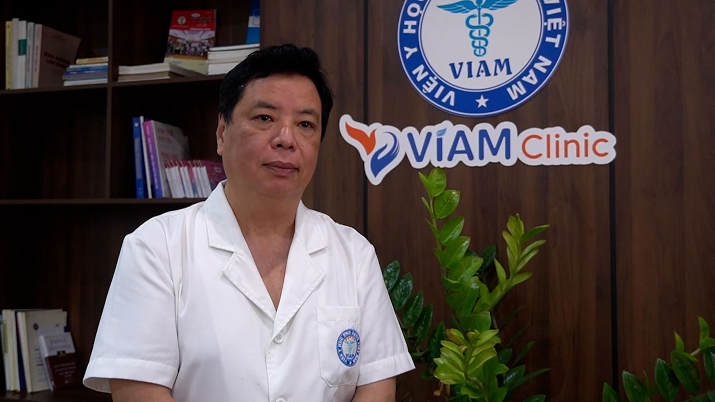 TS.BS Trương Hồng Sơn - Viện trưởng Viện Y học ứng dụng Việt Nam - khuyến cáo người dân cần bù nước đúng cách trong những ngày nắng nóng. Ảnh: Phương Anh