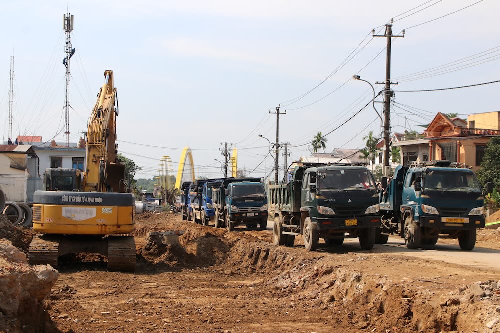 The construction site of the Nguyen Hoang road expansion project in Hue is bustling on hot sunny days. Photo: Nguyen Luan