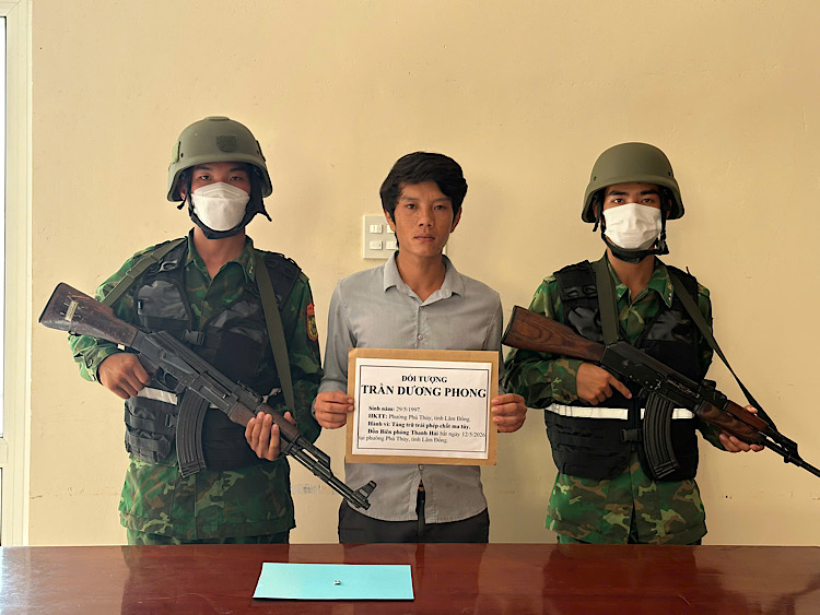 Arresting subject Tran Duong Phong for illegally possessing drugs. Photo: Van Hoan