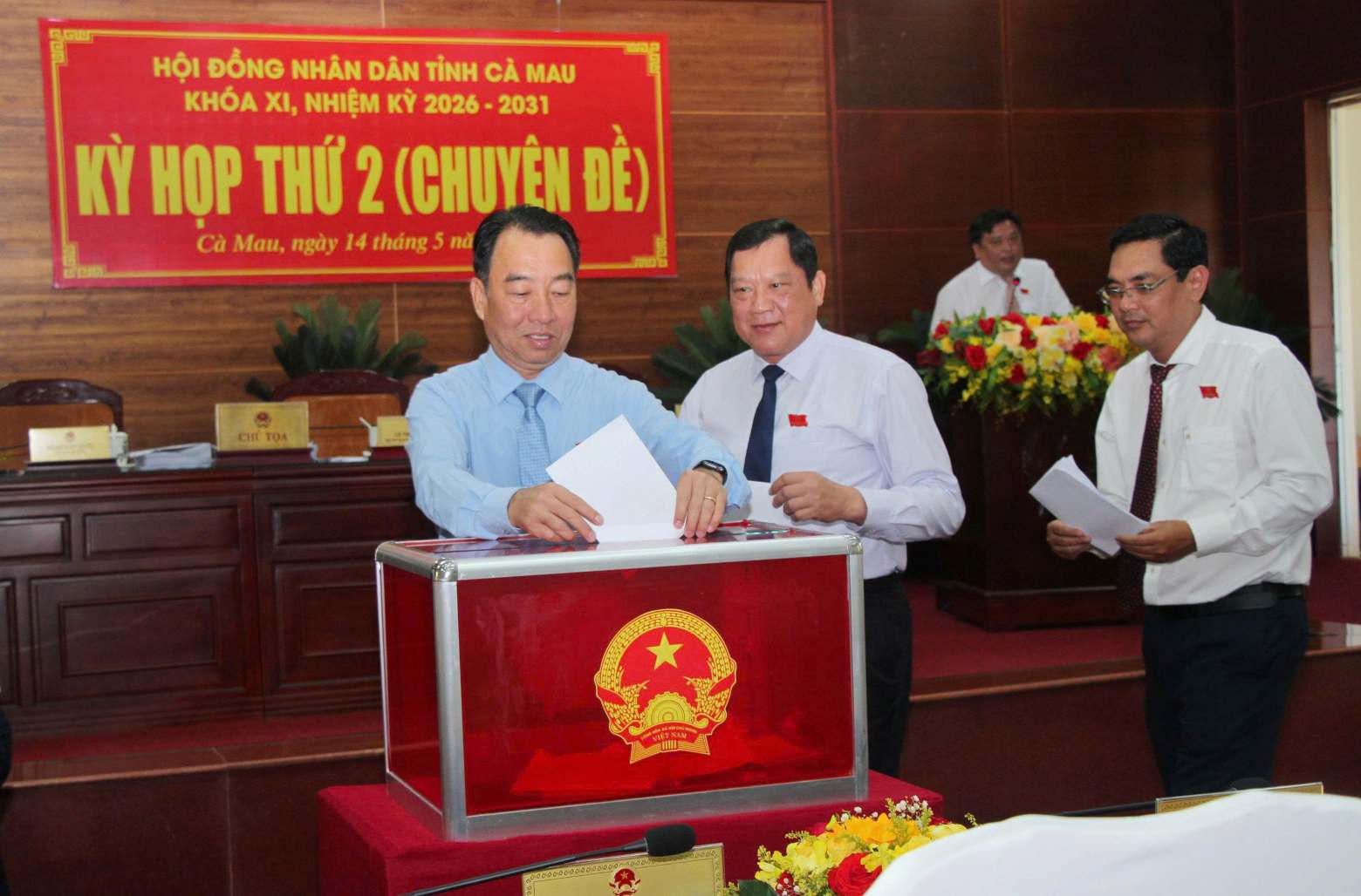 Các đại biểu HĐND bầu bổ sung Uỷ viên UBND tỉnh Cà Mau. Ảnh: Nhật Hồ.