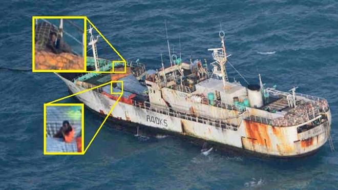 Somali pirates have stepped up reckless attacks on oil tankers in recent weeks as Iranian conflict breaks out. In the photo: Somali pirates hijacking the FV Naham 3 ship in 2013. Photo: AFP