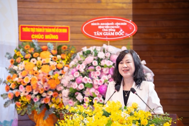 Minister of Health Dao Hong Lan speaks at the ceremony announcing the decision to appoint the Director of Cho Ray Hospital. Photo: Huong Son