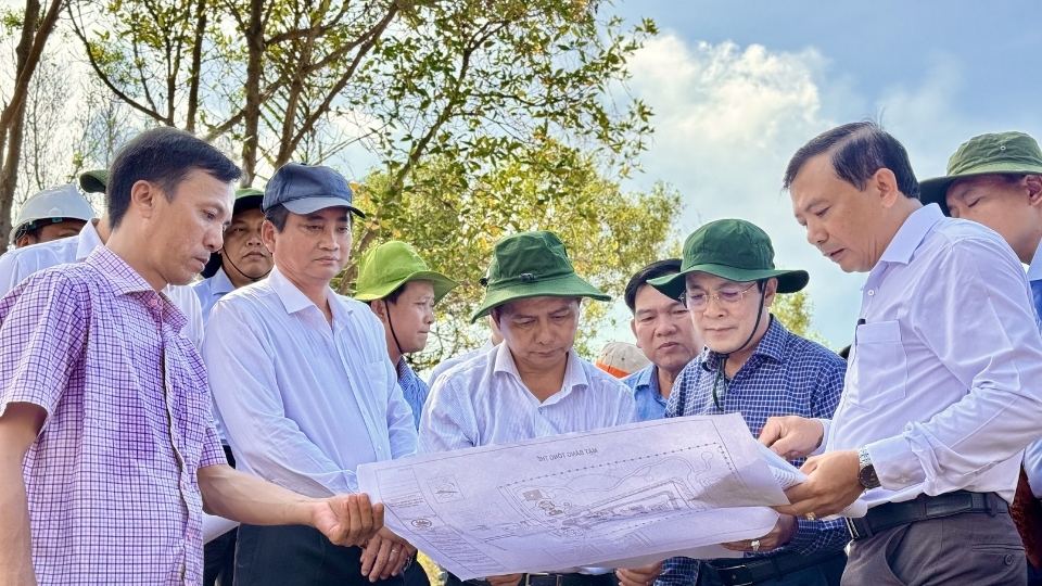 Bí thư Tỉnh ủy kiểm tra Di tích Căn cứ Tỉnh ủy, yêu cầu đẩy nhanh tiến độ, giải phóng mặt bằng.  Ảnh: Hoàng Lộc