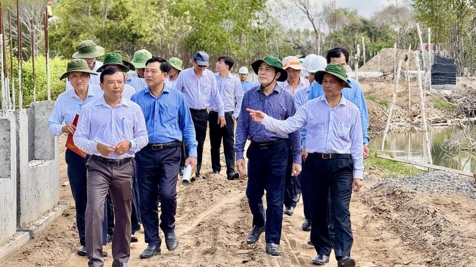 Provincial Party Secretary Tran Van Lau inspects key projects in Truong Long Hoa and Duyen Hai wards. Photo: Hoang Loc