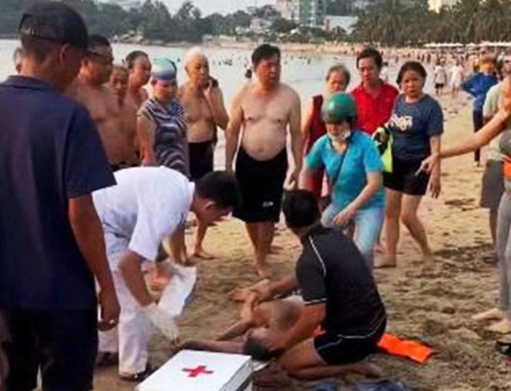 Les employés de l'équipe de sauvetage de la plage de Nha Trang ont sauvé à temps un vieil homme dont le cœur s'est arrêté alors qu'il se baignait en mer le matin. Photo: Khánh Hòa