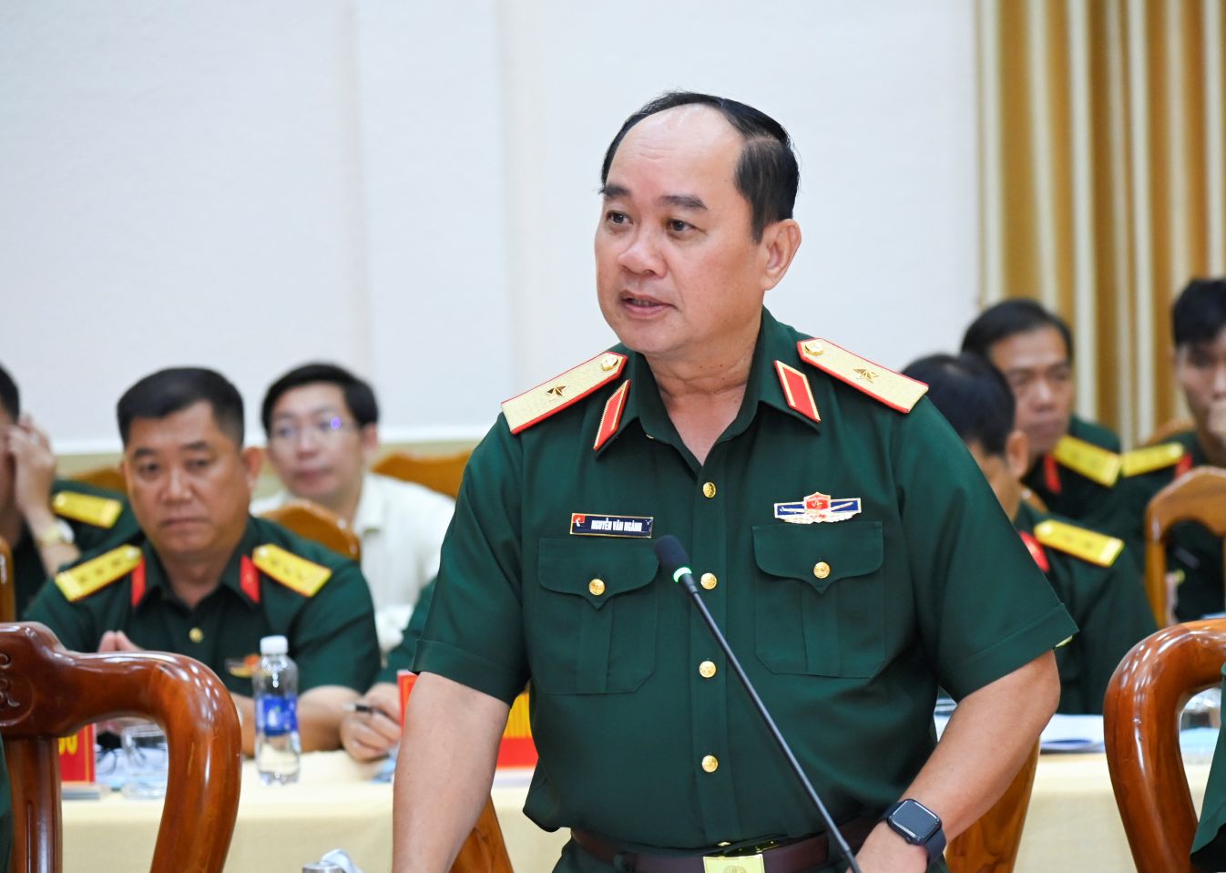 Major General Nguyen Van Nganh, Commander of the Provincial Military Command of Ca Mau, spoke at the conference. Photo: Van Dong.