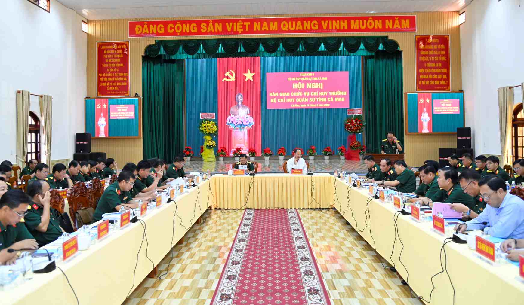 Hội nghị bàn giao chức vụ Chỉ huy trưởng Bộ Chỉ huy quân sự tỉnh. Ảnh: Văn Đông.