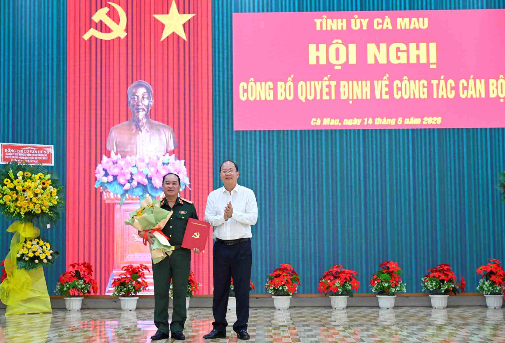 Bí Thư tỉnh uỷ Cà Mau Nguyễn Hồ Hải tặng hoa cho Thiếu tướng Nguyễn Văn Ngành. Ảnh: Văn Đông.