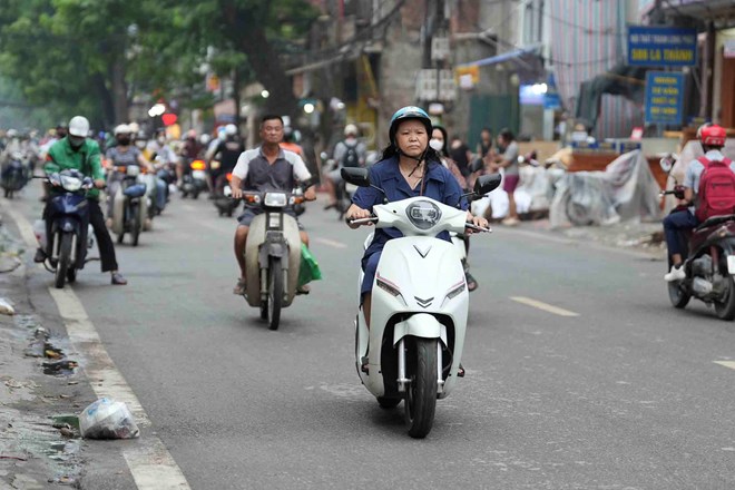 Electric motorbikes circulate on De La Thanh Street (Hanoi). Photo: Huu Chanh