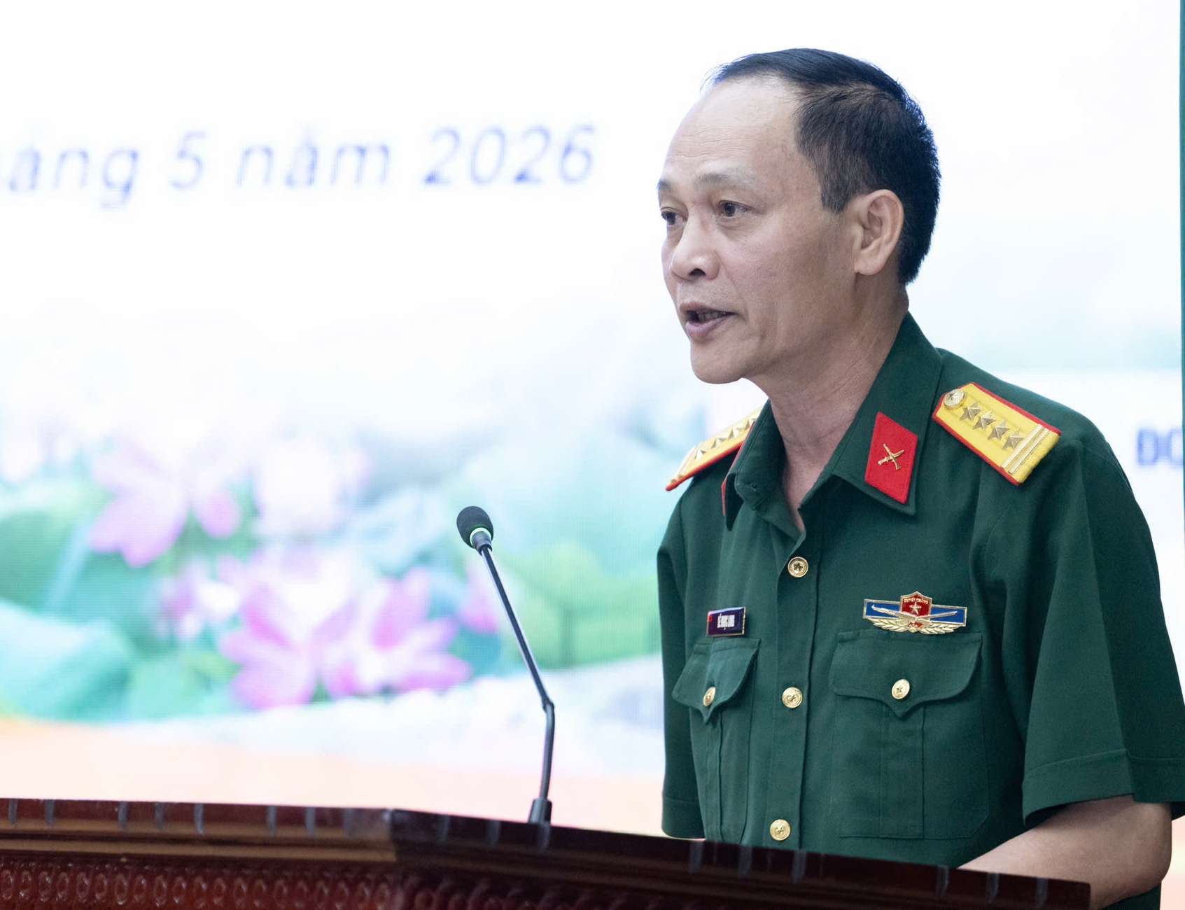 Đại tá Lê Ngọc Long - Phó tổng biên tập báo Quân đội nhân dân phát biểu tại họp báo. Ảnh: Ban Tổ chức