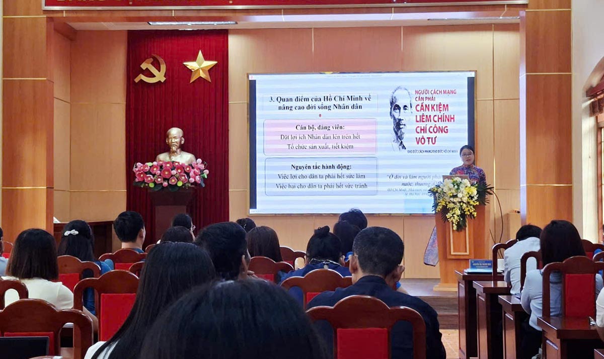 La Dra. Nguyen Thi Huyen Thai, Subdirectora del Departamento de Teoría Básica, Escuela de Formación de Cuadros Nguyen Van Cu de la provincia de Quang Ninh, transmite el tema en la conferencia. Foto: Sindicato del barrio de Quang Yen