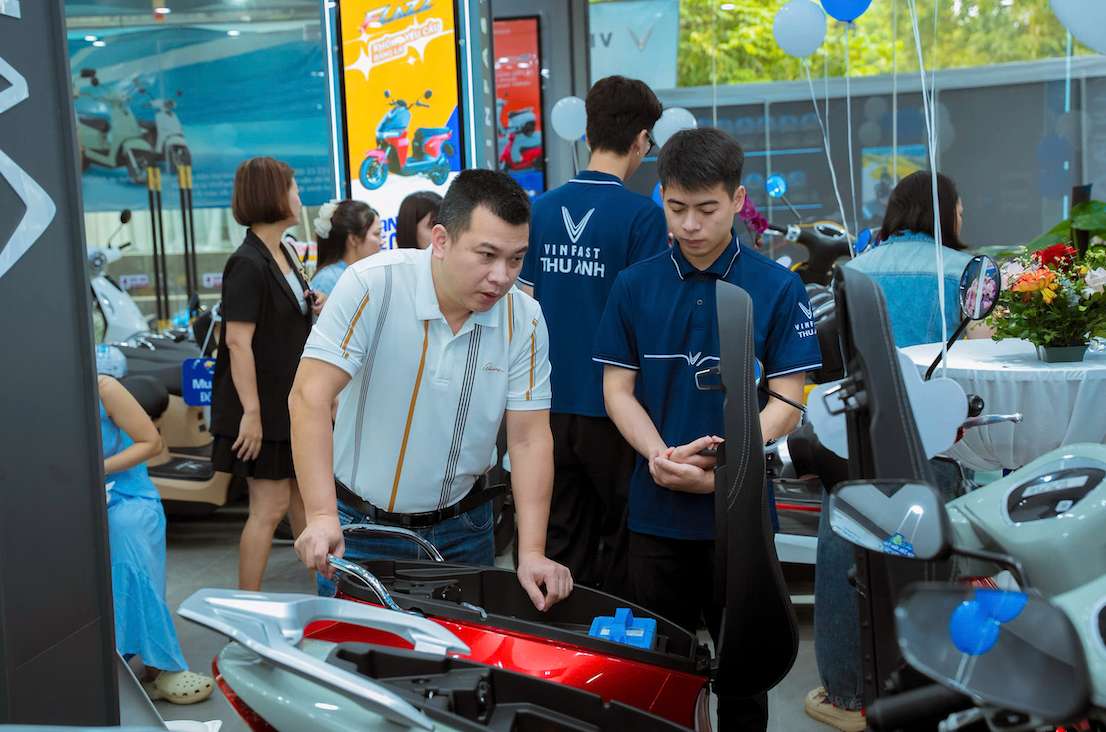 The program "Supporting and consulting on gasoline and electricity exchange" will bring many preferential policies, practical support and advice to encourage people to switch from vehicles using internal combustion engines to electric vehicles. Photo: Thach Lam