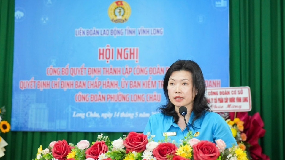 Bà Lê Thị Kim Chi – Phó Chủ tịch Thường trực LĐLĐ tỉnh Vĩnh Long phát biểu chỉ đạo tại hội nghị thành lập Công đoàn phường Phước Hậu. Ảnh: Hoàng Lộc
