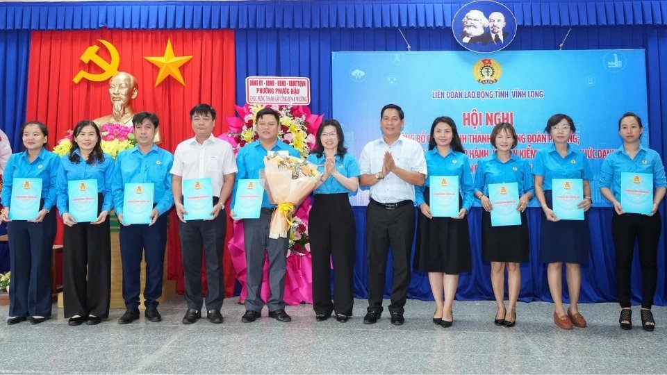 Vinh Long Provincial Labor Federation awarded the decision to establish Phuoc Hau Ward Trade Union and appointed the Provisional Executive Committee. Photo: Hoang Loc