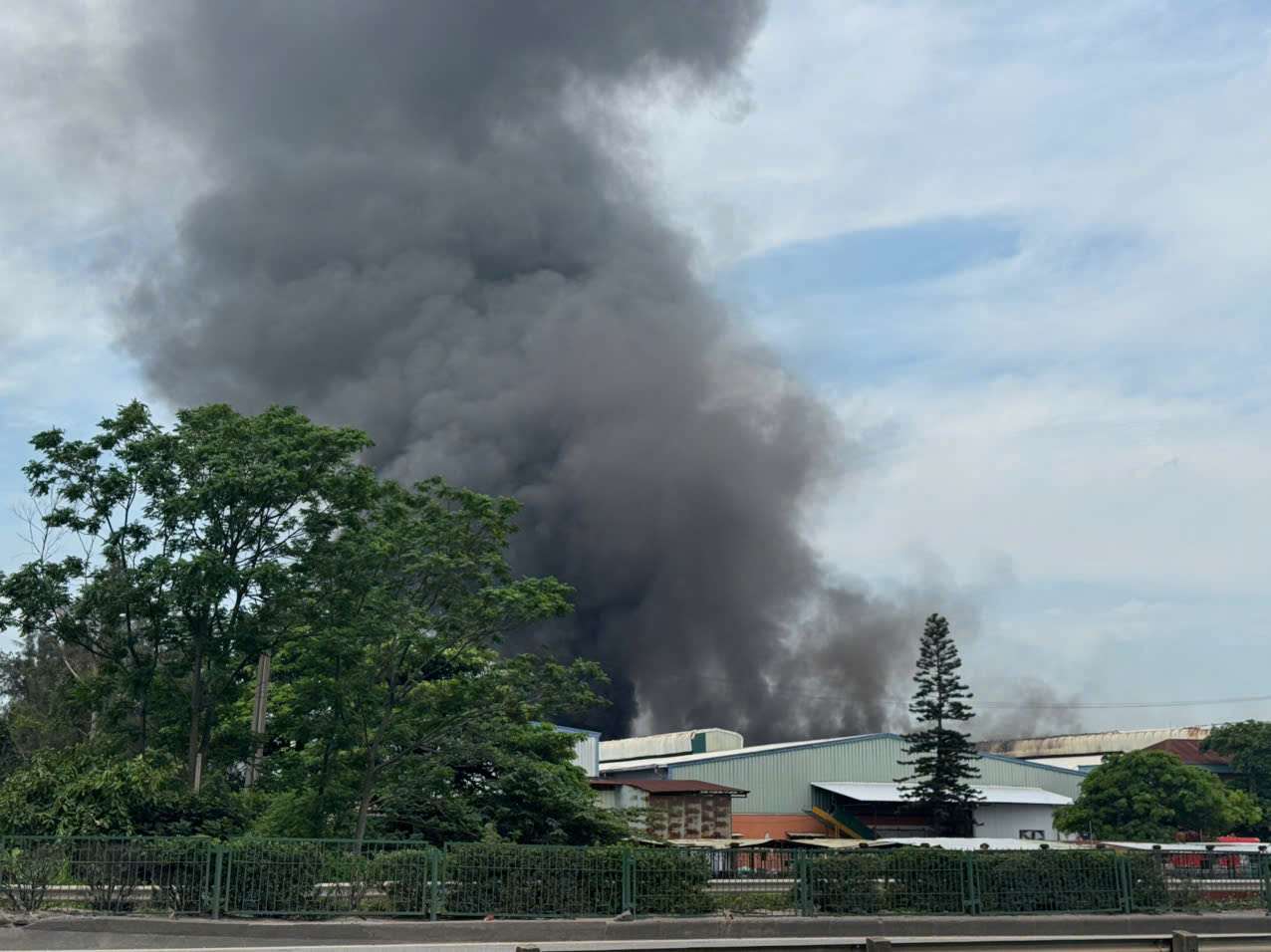 Black smoke rises from the factory fire in Viet Hoa, Hai Phong. Photo: Mai Huong