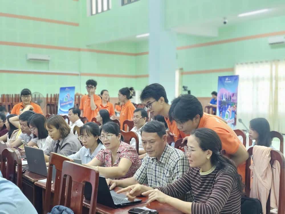Cadres, civil servants, and public employees are basically taught about digital transformation. Photo: Mai Chi