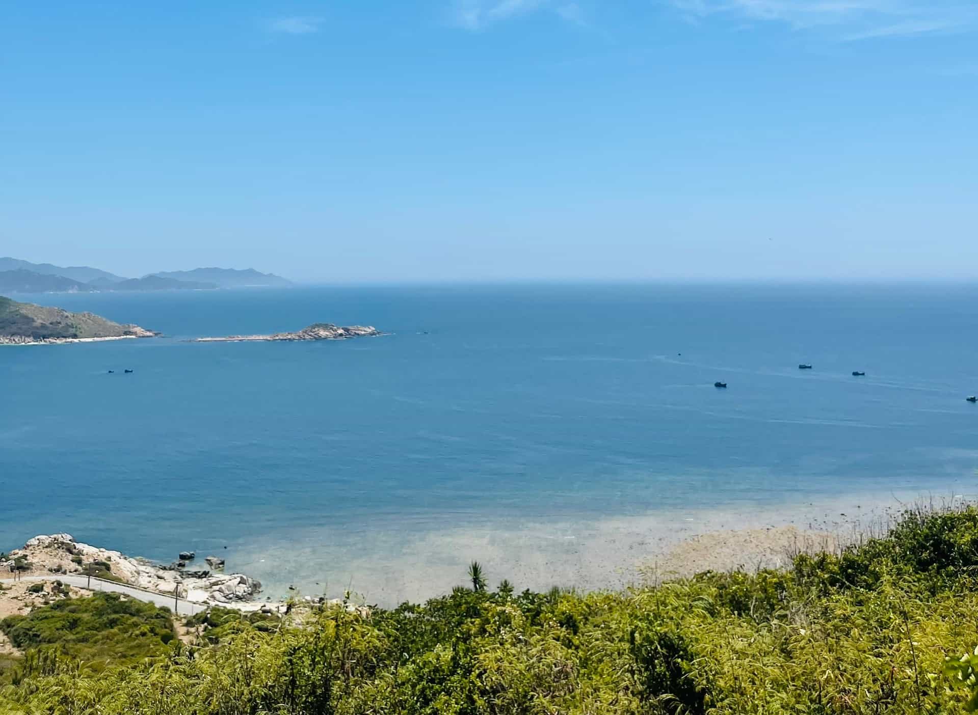 Vịnh Vĩnh Hy tọa lạc ở xã Vĩnh Hải, huyện Ninh Hải, thành phố Ninh Thuận. Ảnh Hà Lê