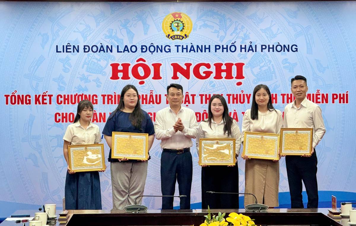 Hai Phong City Labor Federation commended collectives and individuals with achievements in implementing the ophthalmology health care program for union members and workers. Photo: Tu Anh