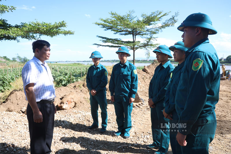 Ông Nguyễn Đại Hải - Trưởng phòng Kinh tế xã Minh Châu - trực tiếp chỉ đạo lực lượng dân quân tự vệ xã trong công tác phòng chống thiên tai. Ảnh: Dương Anh