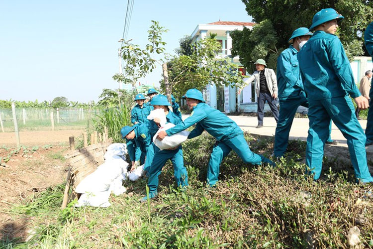 Lực lượng xung kích phòng, chống thiên tai xã Minh Châu diễn tập tình huống sạt trượt bờ sông. Ảnh: UBND xã Minh Châu